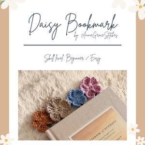 以下が含まれることがあります： オレンジ、ベージュ、青、紫の色合いの、かぎ針編みの花の模様が特徴の手作りのデイジーのブックマーク。ブックマークは本の上に置かれています。「Daisy Bookmark」の文字が上部にあります。