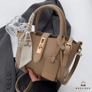 Moderne Schulter und Henkeltasche mit Steckschnalle