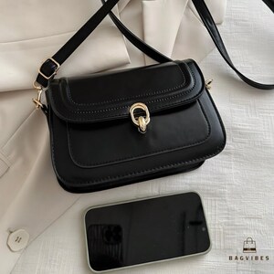 Elegante, quadratische Schultertasche mit Schlossdekor