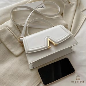 Minimalistische Schultertasche mit Modernem Gold Dekor
