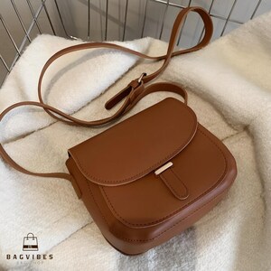 Minimalistische Crossbody-Mini-Mode-Satteltasche aus veganem Leder mit verstellbarem Schultergurt und Weihnachtsgeschenk