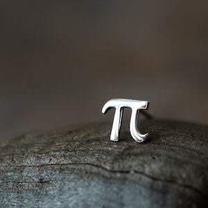 Pendiente de espárrago único, 5 mm letra griega del alfabeto Pi o π, Sterling Silver Stud, Science Geek Nerd Gift, Joyas matemáticas para hombre o mujer
