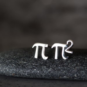 Par de pasteles diminutos lindos no coincidentes - mini π y π pendientes de perno cuadrados, pernos Pi de plata esterlina, regalo Science Geek, joyería de matemáticas unisex