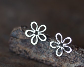 Silver Artisan Earrings, Dainty Sterling Silver Flower Stud Earrings, Simple Silver Daisy Earrings, hammered silver earrings, Wire Flower