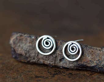 Tiny Spiral Inside a Circle, sterlingzilveren oorstekers, ronde metalen cirkelstekers voor man of vrouw