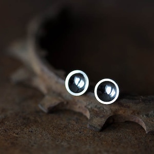 Orecchini a borchie nere da 5,5 mm, piccolo disco a cupola, orecchini rotondi in argento sterling, semplici borchie contemporanee minimaliste per uomo, donna