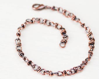 Pulseira artesanal em corrente de cobre maciço, com elos trabalhados em arame.