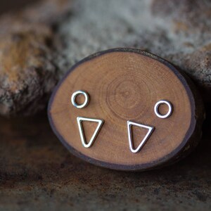 Triángulo y círculo Combo, doble piercing Stud Pendientes Set, Pendientes de plata de ley hechos a mano, joyería minimalista geométrica