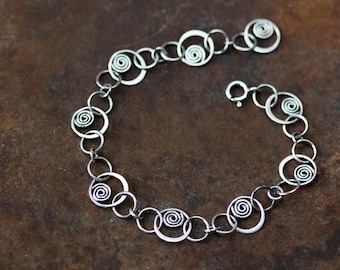 Einzigartige Silber Glieder Armband, solide Sterling Silber Kettenarmband, Gehämmerte Spiralen in Kreisen, Handwerker Schmuck
