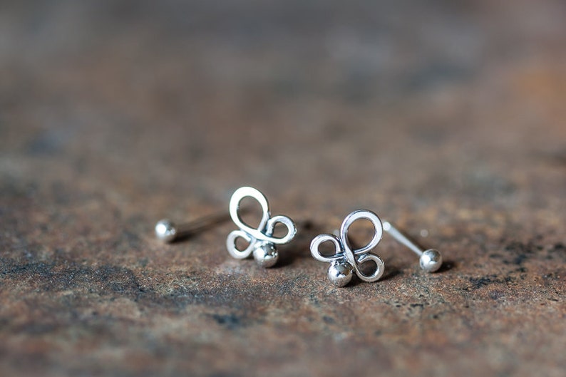 Doppio set di orecchini piercing, orecchini in argento astratto sterling, piccole borchie d'argento, orecchini di uso quotidiano semplici, due coppie immagine 4