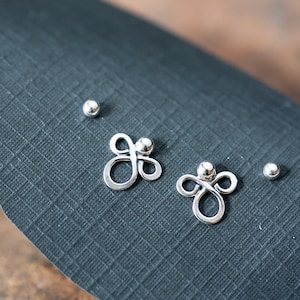 Doppio set di orecchini piercing, orecchini in argento astratto sterling, piccole borchie d'argento, orecchini di uso quotidiano semplici, due coppie