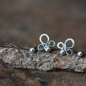 Doppio set di orecchini piercing, orecchini in argento astratto sterling, piccole borchie d'argento, orecchini di uso quotidiano semplici, due coppie immagine 2