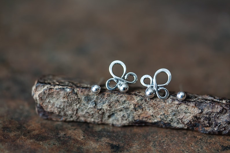 Doppio set di orecchini piercing, orecchini in argento astratto sterling, piccole borchie d'argento, orecchini di uso quotidiano semplici, due coppie immagine 2