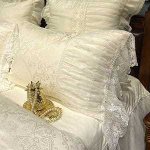 White Vintage Pillowcase Set – Set of Two with Elegant Lace Design