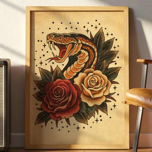 Poster con tatuaggio tradizionale di cobra, disegno di cobra e rose, audace tatuaggio di serpente old school, decorazione da parete con inchiostro vintage, poster opaco premium