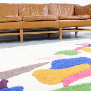 Tapis en laine ou décoration murale tufté en laine française.