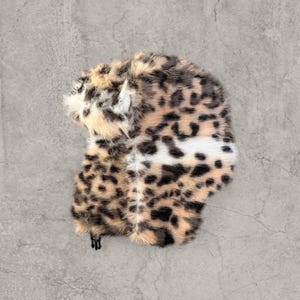Rysk Usjanka fluffig vintermössa i krämbeige leopardmönster med fuskpälsfluff. One size.