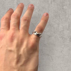 Coole vintage stijl zilveren roestvrijstalen ring met kikkergezicht. Eén maat.