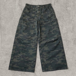 Insane baggy relaxed fit cargo jeans in khaki green brown camo print.