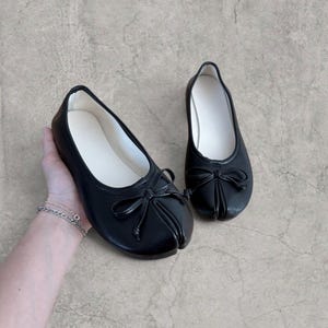 Vintage stijl tabi schoenen met splitten en muiltjes in zwart. Kunstleer.