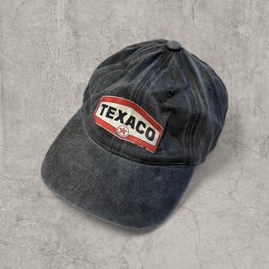 Baseballpet in vintage stijl in zwart met rood-wit Texaco-logo.