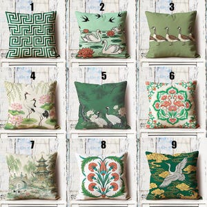 Op de afbeelding: Negen decoratieve sierkussens met diverse ontwerpen. De kussens hebben patronen zoals geometrische vormen, zwanen, ganzen, kraanvogels, flamingo's en bloemmotieven. Het kleurenpalet omvat groen, wit, oranje en goud.