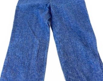 Jeans Wrangler 8 largos de lavado oscuro, estilo vintage.