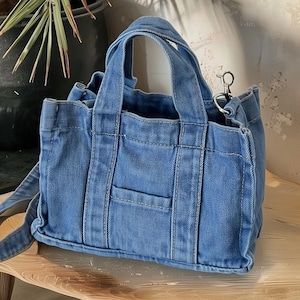 Dżinsowa torba typu crossbody – miejski styl casualowy