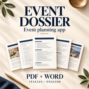 Op de afbeelding: Een digitaal evenementenplanningsdossier met vijf witte documentpagina's met donkerblauwe koppen en tekst, met checklists en evenementfoto's. De tekst luidt EVENT DOSSIER, Event planning app en PDF + WORD, ITALIAN + ENGLISH.