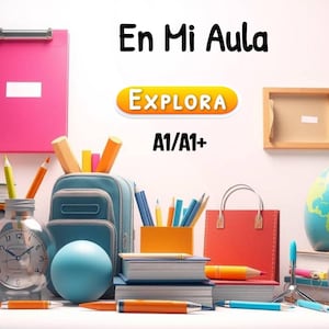 Könnte beinhalten: Ein farbenfrohes, lehrreiches Stillleben mit dem Text "En Mi Aula" und "Explora A1/A1+". Das Bild zeigt einen rosa Klemmbrett, Bücher, Bleistifte, einen Globus, eine Uhr, einen Rucksack und eine rote Tragetasche, was auf ein Klassen- oder Studienthema hindeutet.