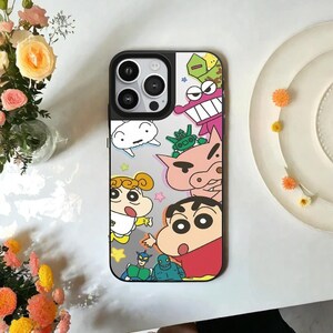 クレヨンしんちゃん ミラーケース iPhone 16/15/14/13/12 Pro Max Plus用 – 光沢のあるミラーデザインで楽しい耐衝撃バックカバー