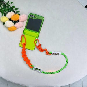 Coque de téléphone verte fluorescente à bandoulière pour Samsung Galaxy Z Flip 3 4 5 6 - Lanière de serrage avec emplacement pour carte et coque arrière élégante