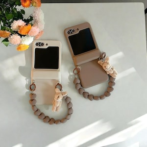 Coque de portable en peluche lapin 3D pour Samsung Galaxy Z Flip 3 4 5 6 - Jolie poignée bracelet, fente pour carte, coque arrière mate antichoc
