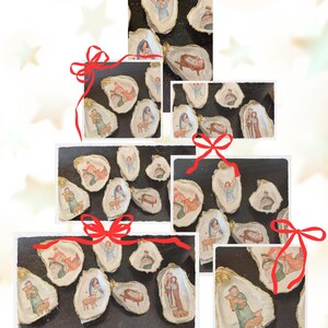 Può includere: Scena della Natività su conchiglie di ostrica. Conchiglie di ostrica dipinte a mano con bordi dorati, raffiguranti scene della Natività. Le conchiglie sono disposte a forma di albero di Natale, legate con nastri rossi.