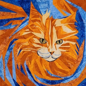 Könnte beinhalten: Ein lebendiger Katzenquilt in Orange und Blau. Das Gesicht der Katze ist der Mittelpunkt, mit grünen Augen und einer weißen Schnauze. Der Hintergrund zeigt wirbelnden blauen und orangen Stoff, der ein dynamisches und künstlerisches Design erzeugt. Der Quilt ist ein einzigartiges Textilkunstwerk.