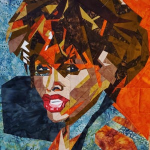 Pode incluir: Um retrato abstrato colorido de uma pessoa com cabelo castanho, vestindo roupas laranja e marrom, em um fundo azul.