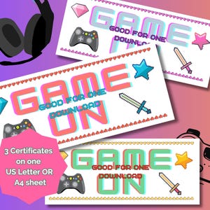 Op de afbeelding: Drie printbare certificaten voor een game-download. Elk certificaat heeft een pixelated ontwerp met een gamecontroller, een zwaard en een ster. De tekst op elk certificaat luidt "Game On! Goed voor één download".