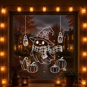 Könnte beinhalten: Ein Fensteraufkleber mit einer weißen Strichzeichnung eines Geistes mit Hexenhut und kariertem Schal, umgeben von Kürbissen und hängenden Laternen. Das Fenster ist von einer Lichterkette mit warm leuchtenden quadratischen Lampen umrahmt.