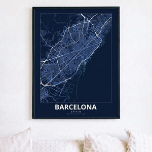 Könnte beinhalten: Ein gerahmter Wandkunstdruck mit einer dunkelblauen Karte von Barcelona, Spanien. Die Karte zeigt komplexe weiße Straßennetze und topografische Linien. Der Text "BARCELONA" und "SPAIN" ist unten auf der Karte in Weiß gedruckt.