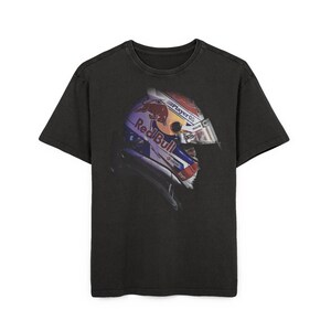 Puede incluir: Camiseta negra con un gráfico de un casco de carreras con las palabras "Red Bull" y "Player 00" en él.