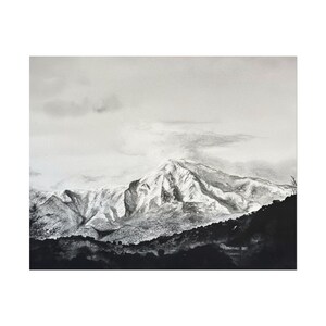 Może przedstawiać: Czarno-biały rysunek pasma górskiego ze szczytami pokrytymi śniegiem. Góry znajdują się w tle, a pierwszy plan to ciemny, zalesiony obszar.