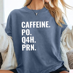 Camiseta de cafeína PO Q4H PRN, camiseta de enfermera PRN, camiseta de enfermera, regalo divertido para enfermera, camiseta de café para enfermera, regalo para personal sanitario