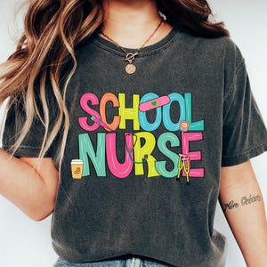 Maglietta per infermiera scolastica Comfort, maglietta per infermiera scolastica, maglietta per infermiera, regalo per infermiera scolastica, magliette per il ritorno a scuola, regalo di ringraziamento per infermiera scolastica