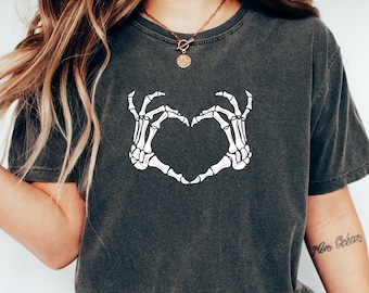 Koszulka Comfort Skeleton Hand, Koszulka Skeleton Halloween, Damska bluza na Halloween, Upiorny prezent na sezon, Okrągły dekolt z czaszką w kształcie serca na Halloween