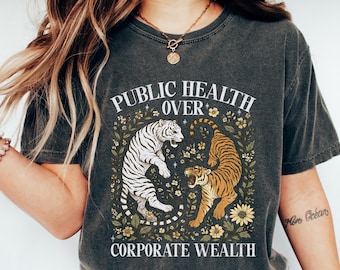 Camiseta "Salud Pública por encima de la Riqueza Corporativa" de los Tigres, camiseta de justicia social, sudadera antioligarquía, regalo para mujeres activistas, camiseta de resistencia