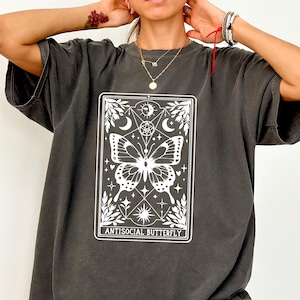 Antisoziales Schmetterling T-Shirt, Retro Komfort Tarot Karten Shirt, Metaphysisches Grafik Sweatshirt, Witchy Frauen Geschenk, Mentale Gesundheit T-Shirt