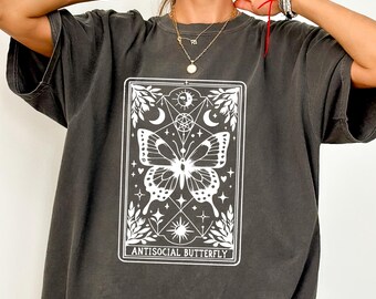 Camiseta Mariposa Antisocial, Camiseta Retro Confortable con Cartas del Tarot, Sudadera con Gráfico Metafísico, Regalo para Mujeres Brujas, Camiseta de Salud Mental