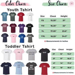 Puede incluir: Una tabla de colores y una tabla de tallas para camisetas juveniles y para ni&ntilde;os peque&ntilde;os. La tabla de colores muestra varios colores de camisetas, incluyendo rojo, blanco, negro, azul marino y rosa. La tabla de tallas proporciona medidas de pecho y altura en pulgadas.