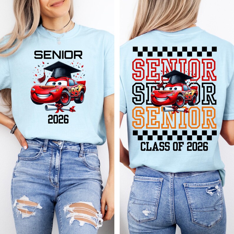 Puede incluir: Camiseta azul claro con tem&aacute;tica de graduaci&oacute;n. La parte delantera presenta la palabra "SENIOR" sobre un coche de dibujos animados rojo con birrete, con el a&ntilde;o "2026" debajo. La parte trasera repite "SENIOR" con el coche.