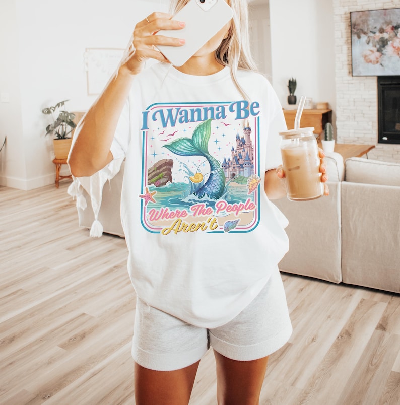Jag vill vara där människorna inte är T-shirt, trendig skjorta inspirerad av den lilla sjöjungfrun, retro Magic Kingdom-tröja, relaterbar sjöjungfruhumortopp bild 1